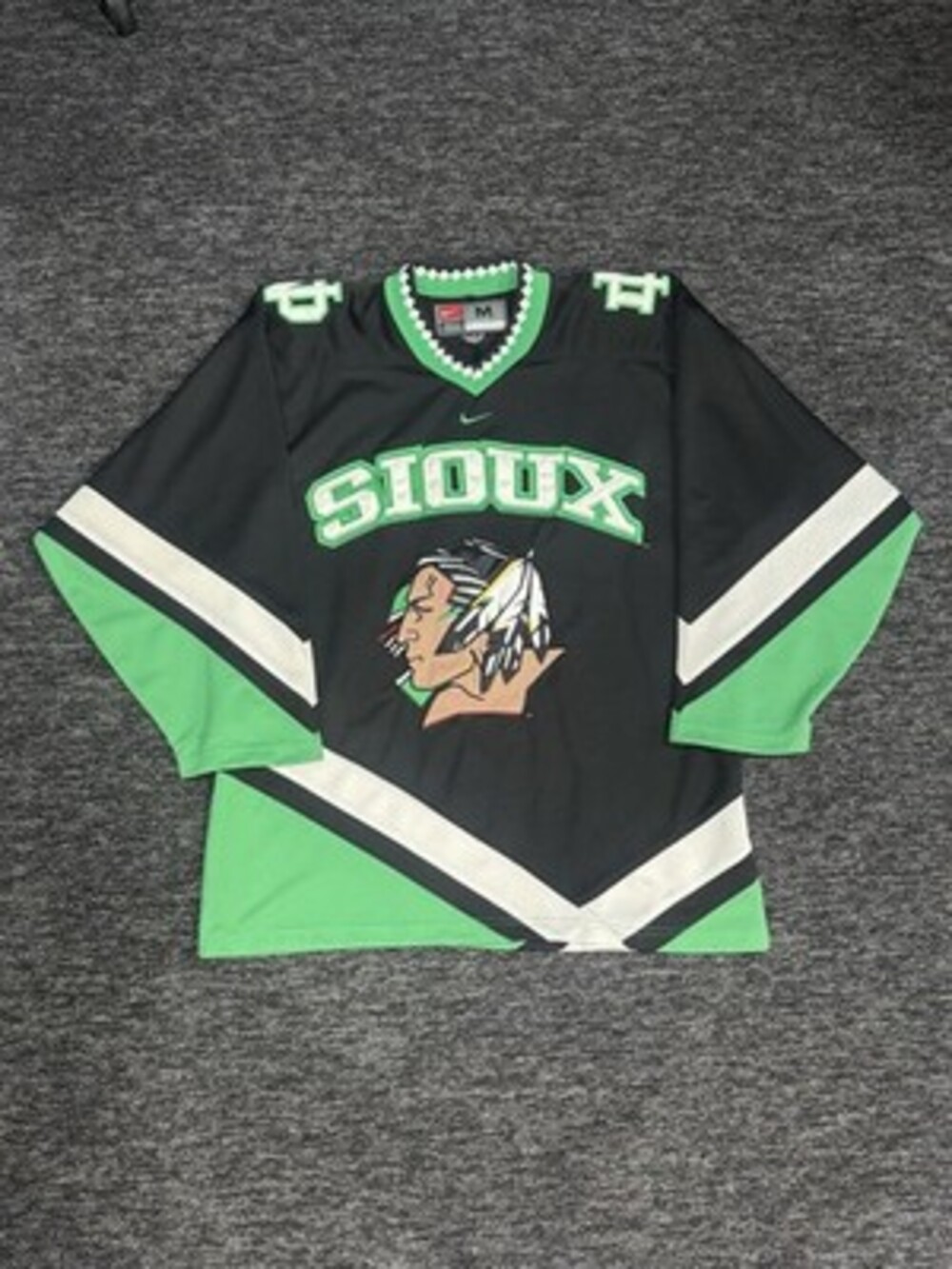 Nike UND Vintage North Dakota Fighting Sioux Hockey Jersey Black Size Medium